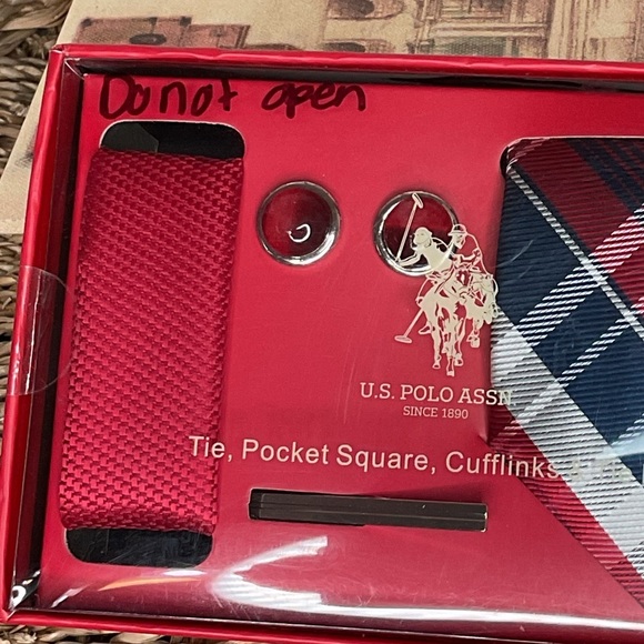 US POLO ASSN 4 piece,Tye, pocket Square, cufflinks,tie tack, plaid,trendy red - Picture 4 of 5